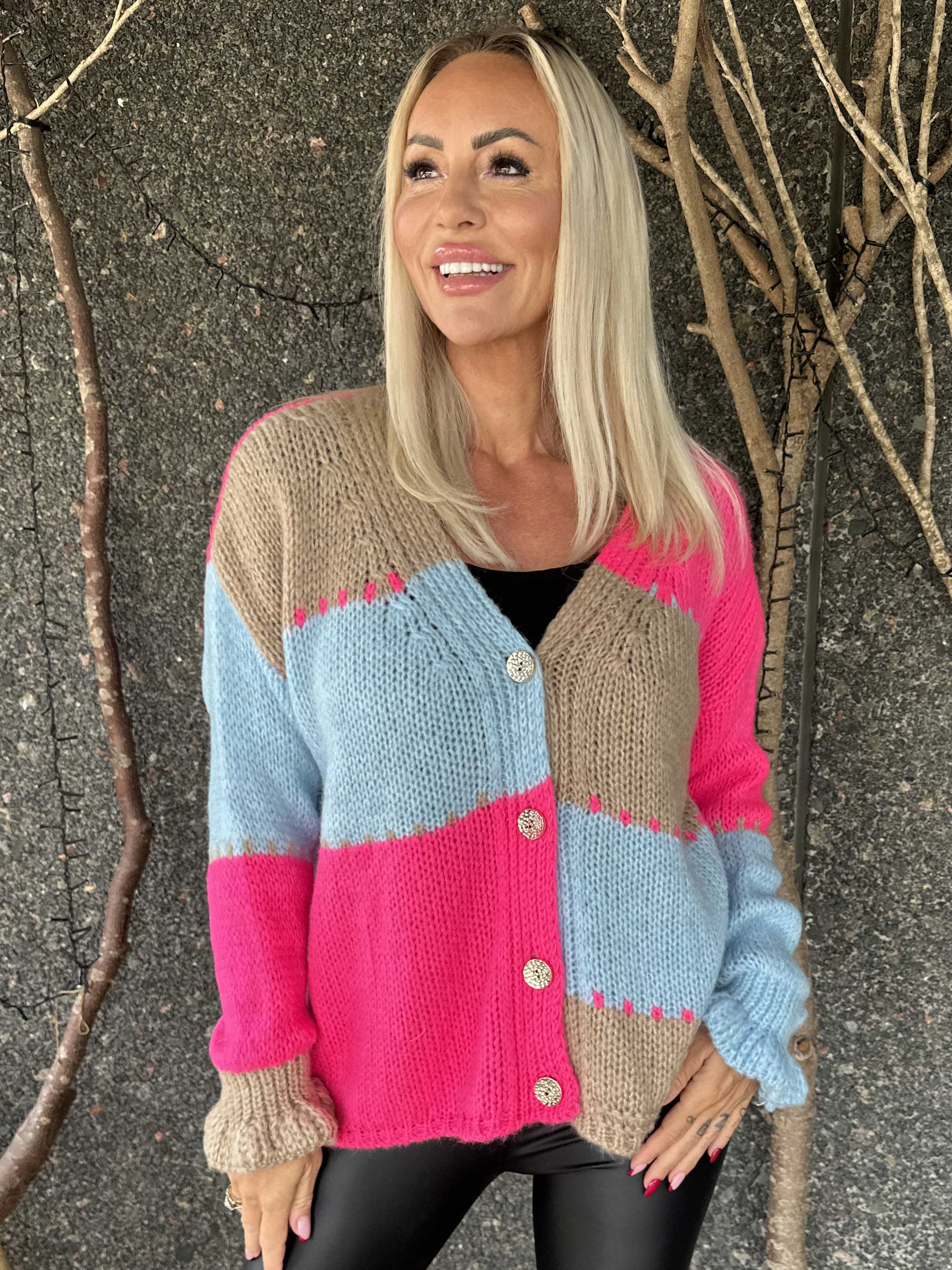 Amberlyn - Ternet strikcardigan med guld knapper